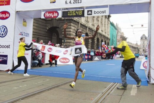 Vyhráli Tadese za 60:10 a Cheronová v traťovém rekordu